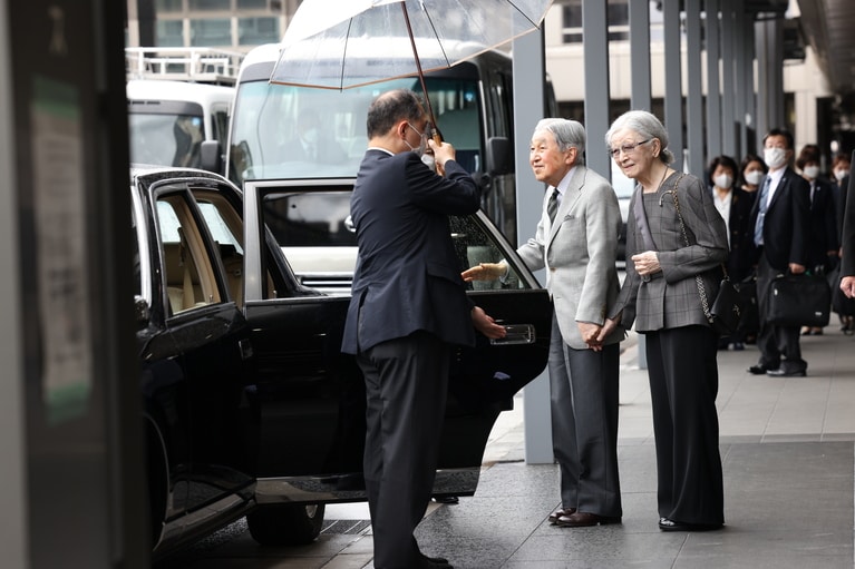 2023年、京都府および大阪府へ行幸啓なさった際の上皇ご夫妻。©JMPA
