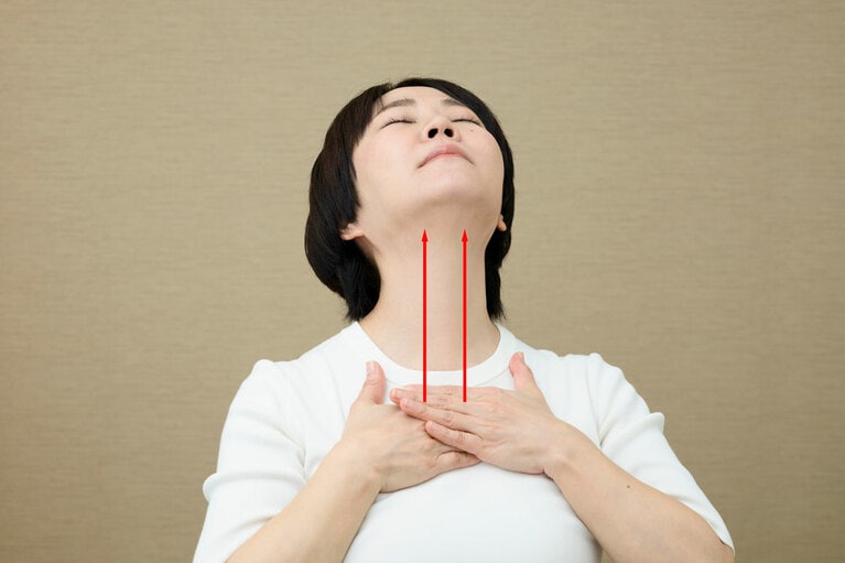 最後に首のストレッチを。真上を向き、5秒キープ。