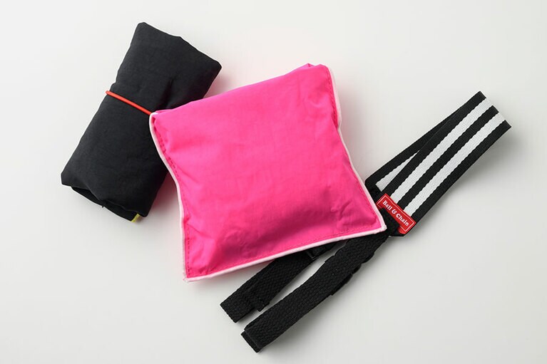 バッグの中に縫い付けられているゴムでくるっと巻けば、片手に収まるサイズに早変わり！　内ポケットにしまって、薄く折りたたむこともできます。