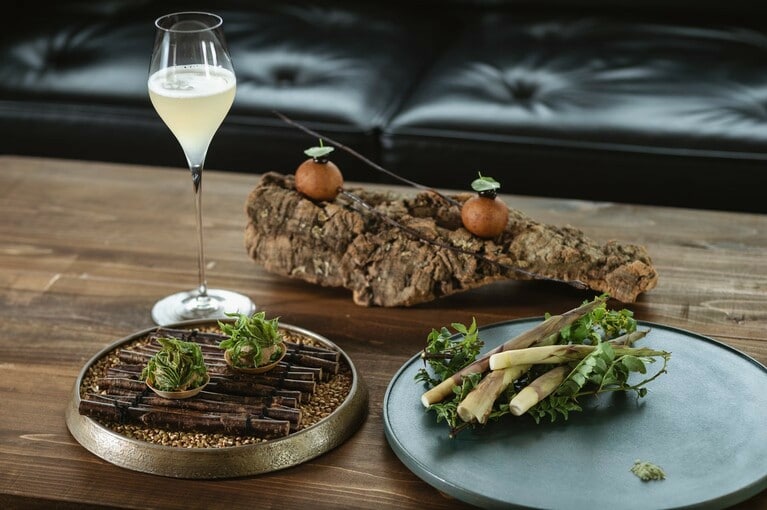 アミューズの春の「タルト」は、薄いタルト生地に刻んだコシアブラ、猪のリエット、コシアブラの素揚げを組み合わせ。