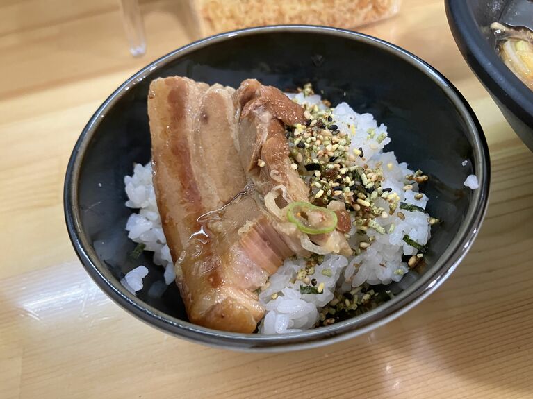 「サービスライス」に角煮とふりかけで