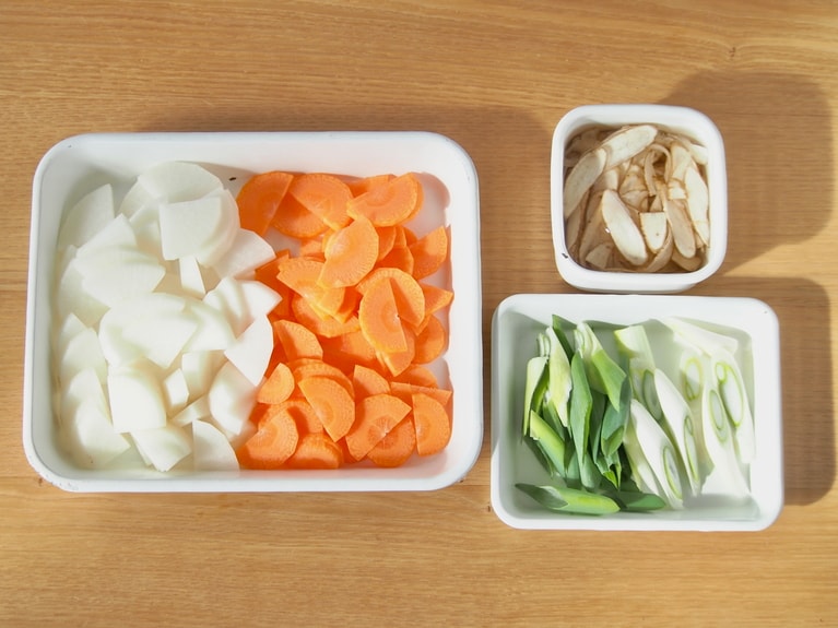 大根、人参は食べやすい大きさに切る。ごぼうは薄く切り、アク抜きをする。長ネギは斜めに切る。