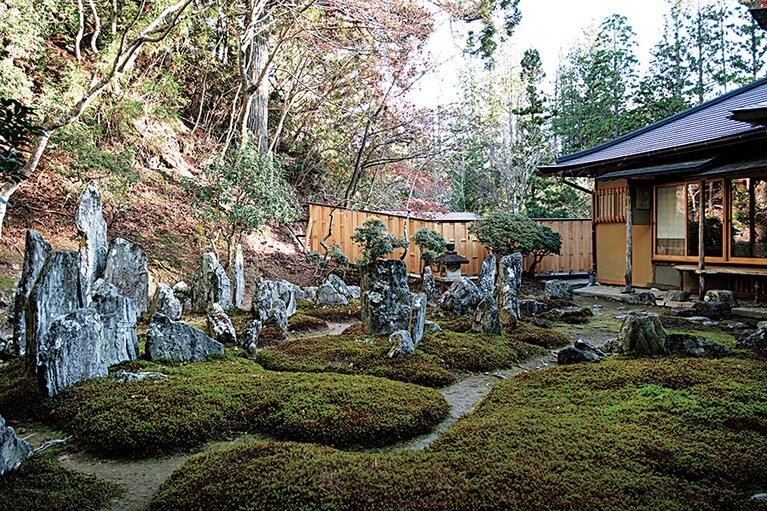 重森三玲による庭。宿泊客ならずっと眺めていられる。