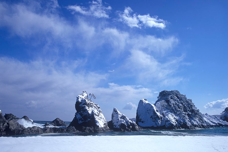 冬の浄土ヶ浜も、これまた絶景。©宮古観光文化交流協会