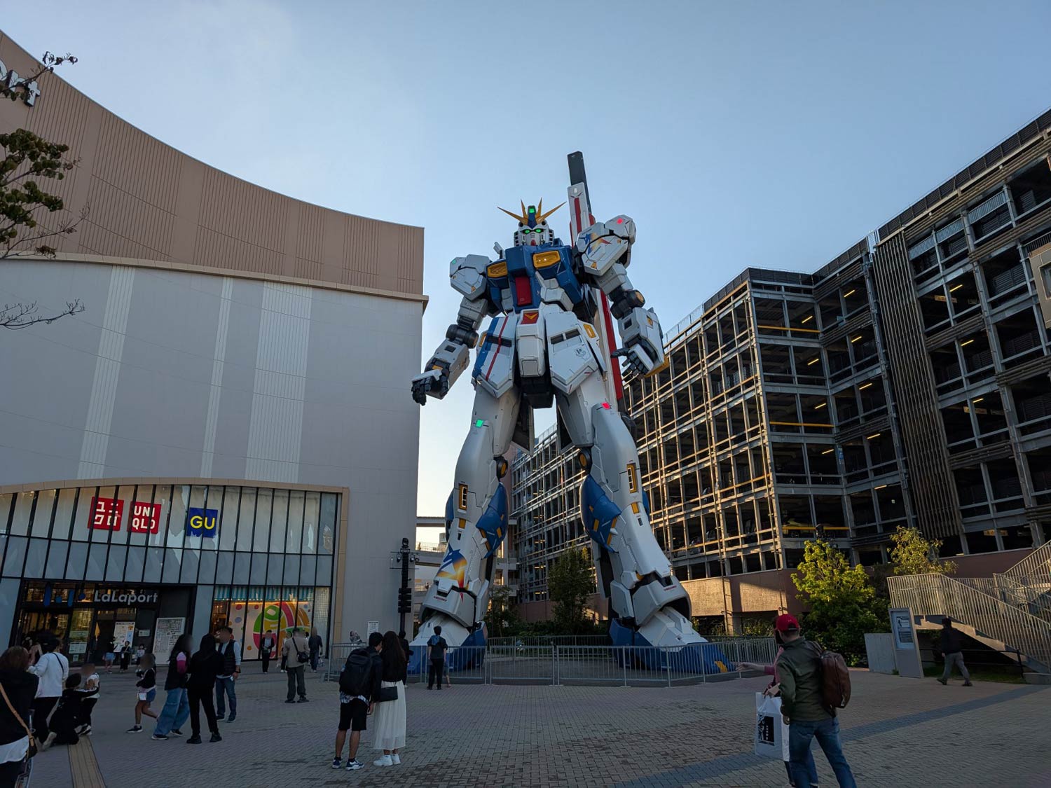 検出対象の写真。正解は「実物大νガンダム立像」。設置場所である「三井ショッピングパーク ららぽーと福岡」も実質正解です