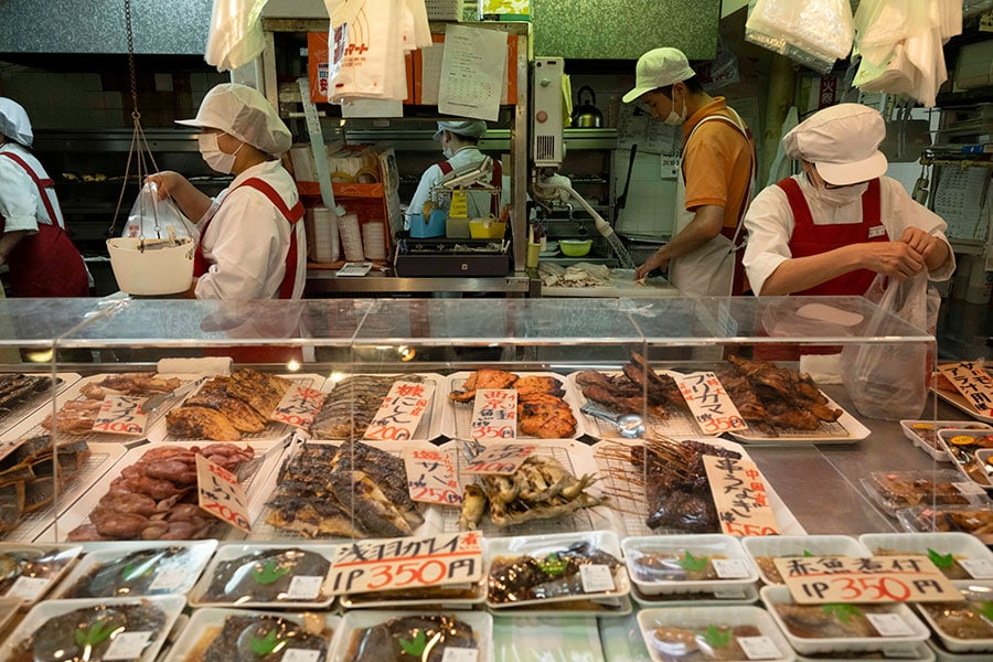 「浜のかあちゃん」は専用グリルで焼き上げる焼魚専門店。