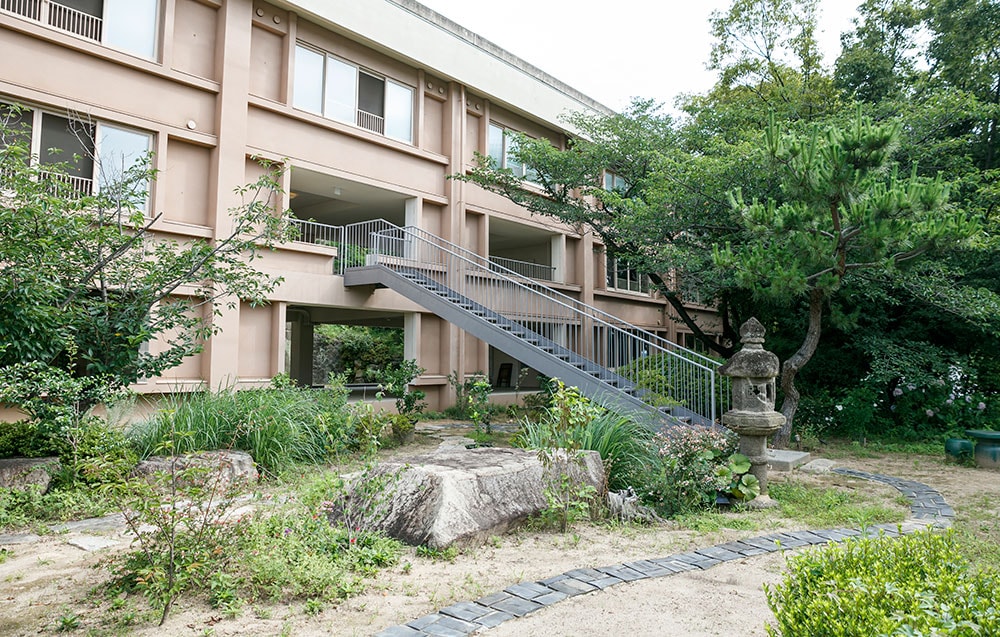 建物の2階と海寄りの庭を結ぶ外階段を設置。