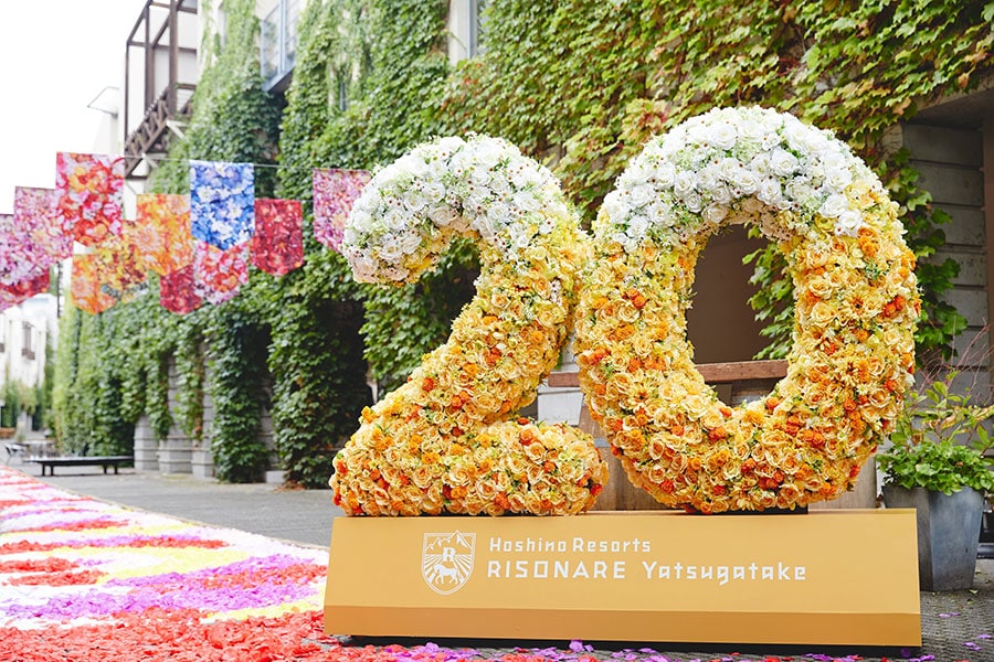 20周年を記念するフォトスポットは、たっぷりの花でつくられた立体装飾。