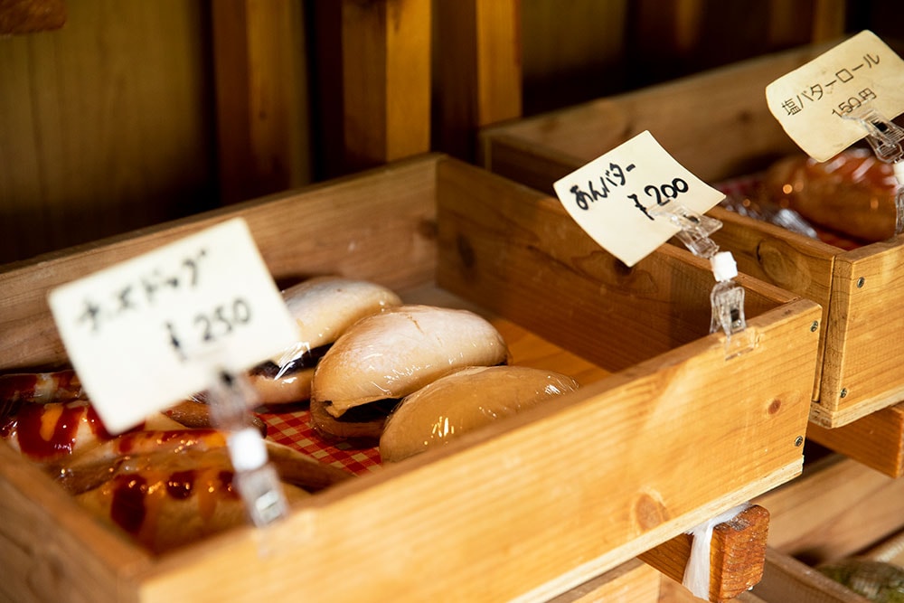 岡田にある小さなパン屋さん「しま←じま」。食事パンも菓子パンもある。