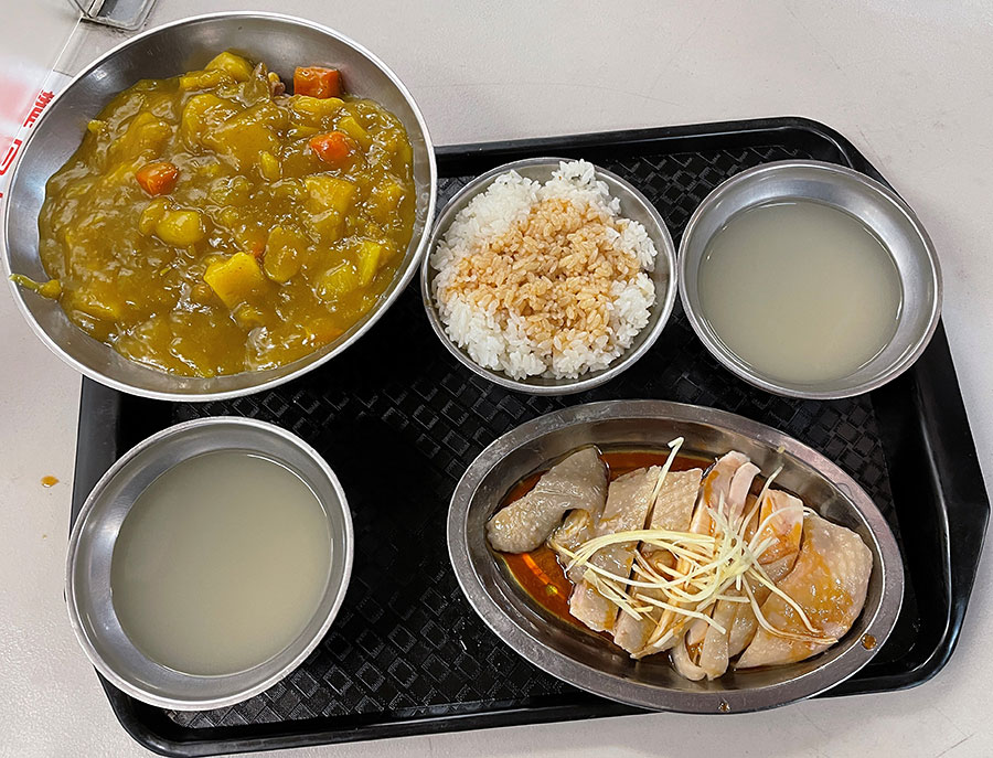 人気の「山内雞肉飯」と「咖哩飯」を注文。「咖哩飯」のサイズは、「山内雞肉飯」のご飯の3倍！