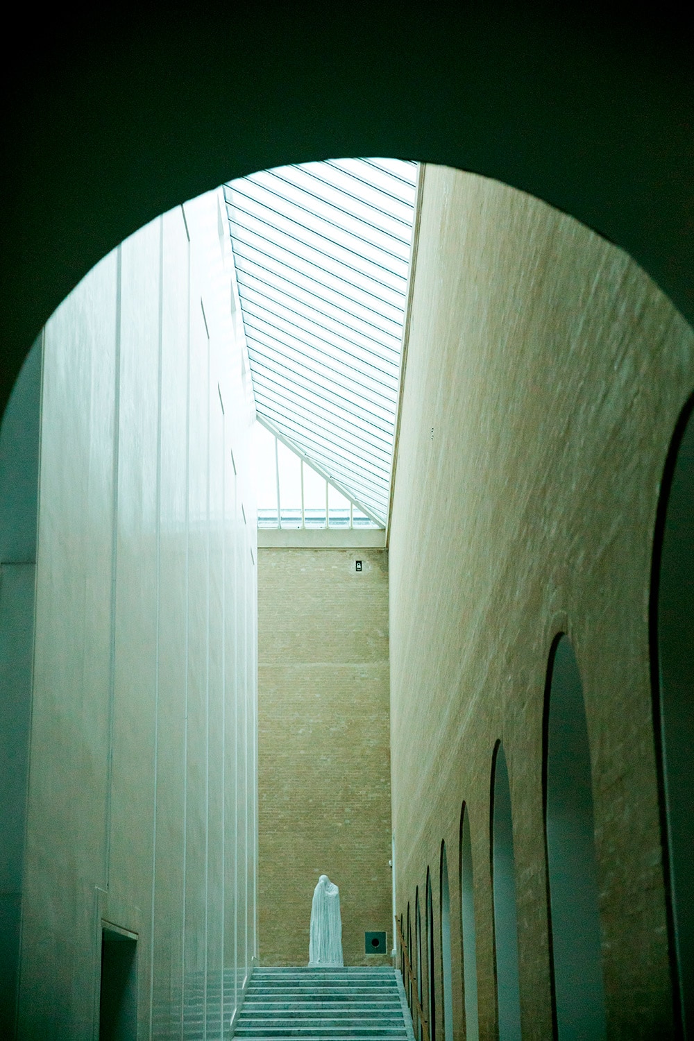 展示室に向かう階段。冬が暗いデンマークの建物らしく、天窓から自然光を取り入れる工夫がされている。