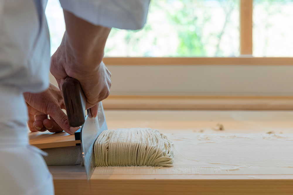 伝説のそば職人・高橋邦弘さんの流れを汲む石垣雄介さんが、完全自家製粉の二八そばを提供する「そば切り 石垣」。