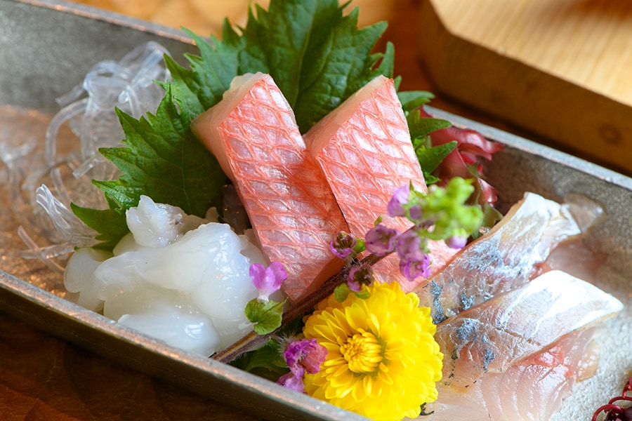伊豆地方は金目鯛の水揚げ量が日本一。鯵や伊勢海老なども新鮮そのもの。