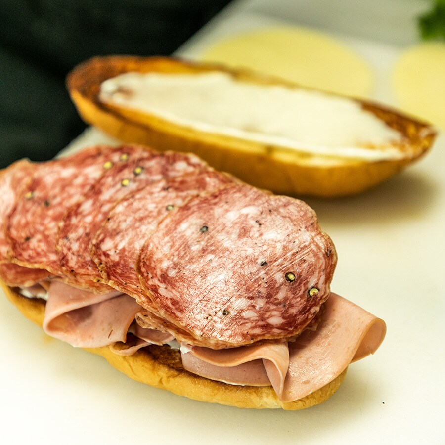 ホノルル カカアコで味わいたい 精肉店が作るトリプルサラミサンド オアフの人気タウンが誇る サンドイッチの名店5選 写真 3枚目