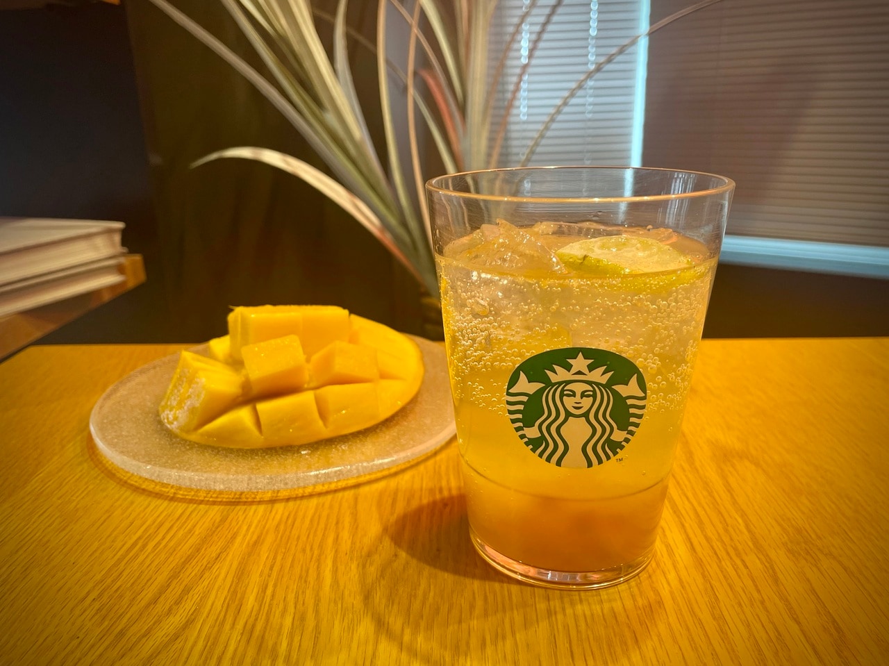 「香るソーダで、キモチ軽く。」をコンセプトに生まれた「チラックス ソーダ」からも、新フレーバー「チラックス ソーダ マンゴー」が同時発売。爽快感のあるソーダが気分をリフレッシュしてくれます。