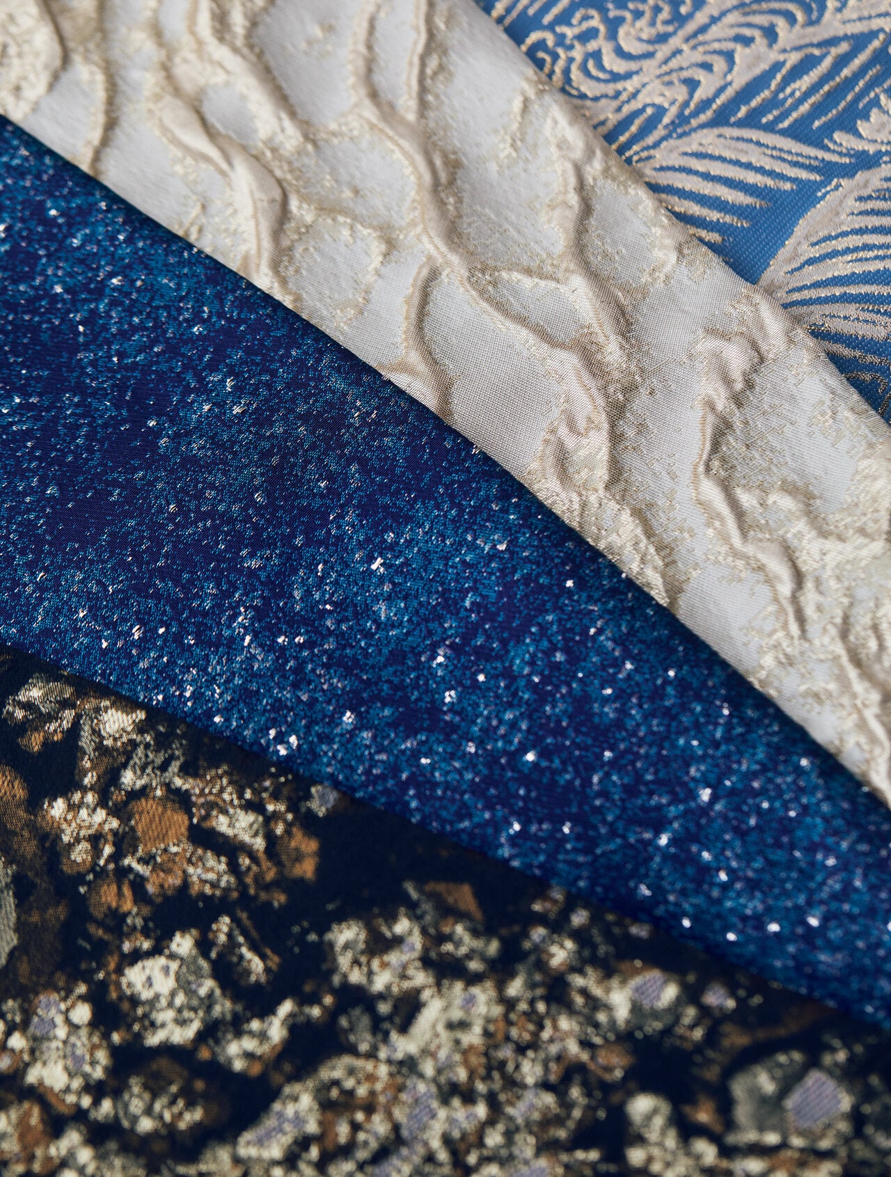 元禄元年（1688年）創業の西陣織老舗「HOSOO」のテキスタイル。絹糸に撚りや金銀箔などの技術を加え生み出される作品は、今や世界中のラグジュアリーメゾンから愛されている。