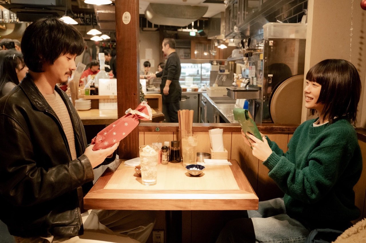 文菜（杉咲花）と元彼の小説家・二胡（栁俊太郎）（「冬のなんかさ、春のなんかね」公式Xより）。