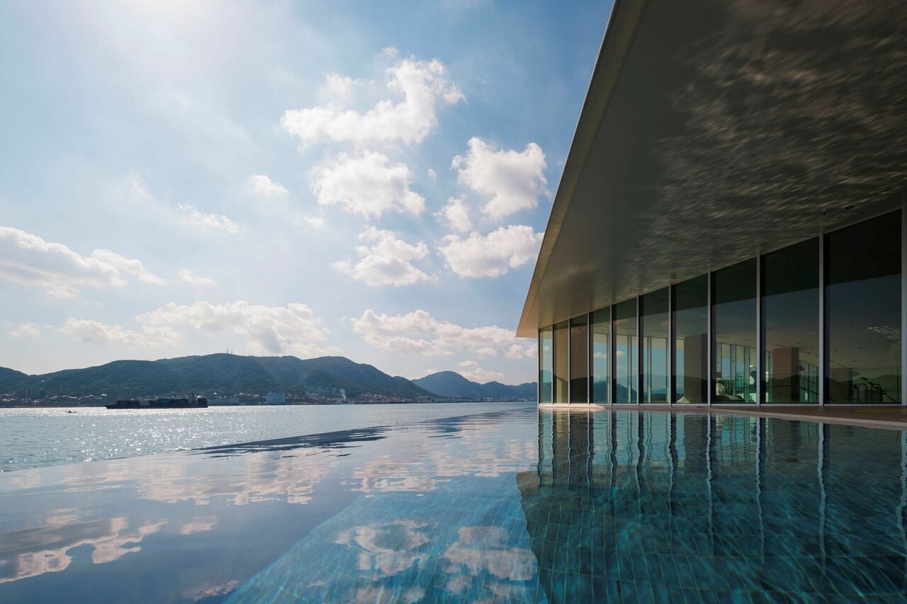 水面が海と一体となるような設計のインフィニティプール。
