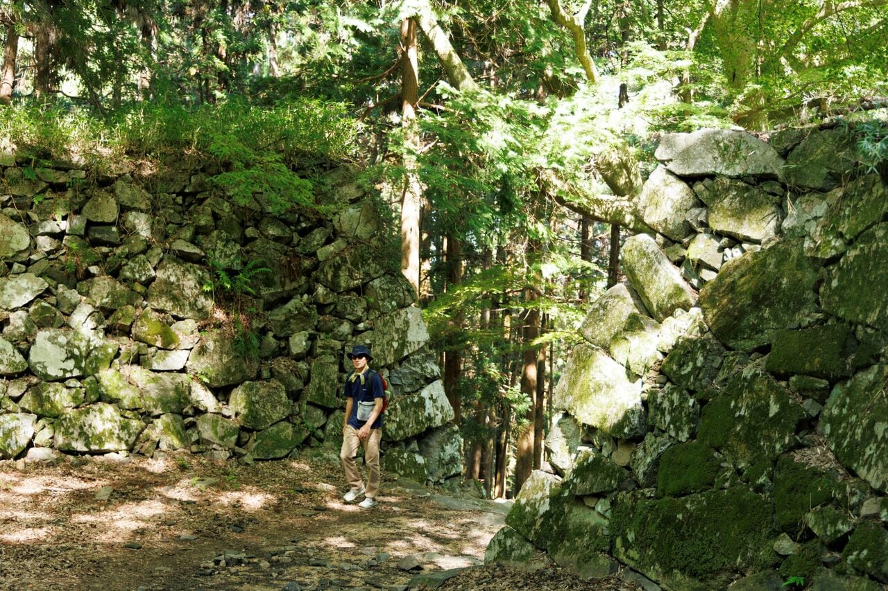 城内には高い石垣が残り、異世界に迷い込んだような感覚に。