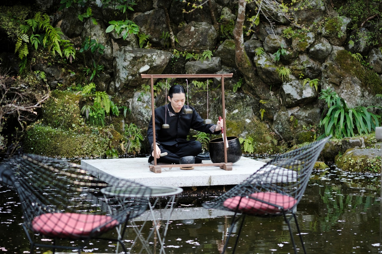 滝や池などの伝統的な意匠を残しつつ、水辺でゆったりと過ごせる席を設えた「水の庭」。