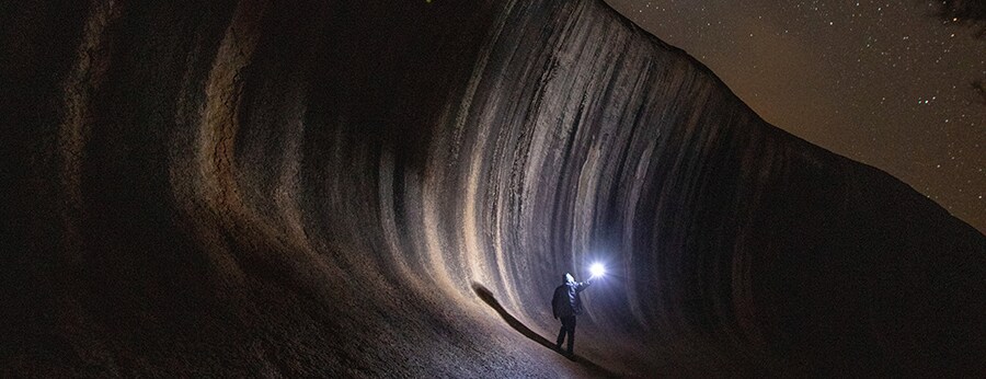 星空の下のウェーブ・ロック。photo:Tourism Australia