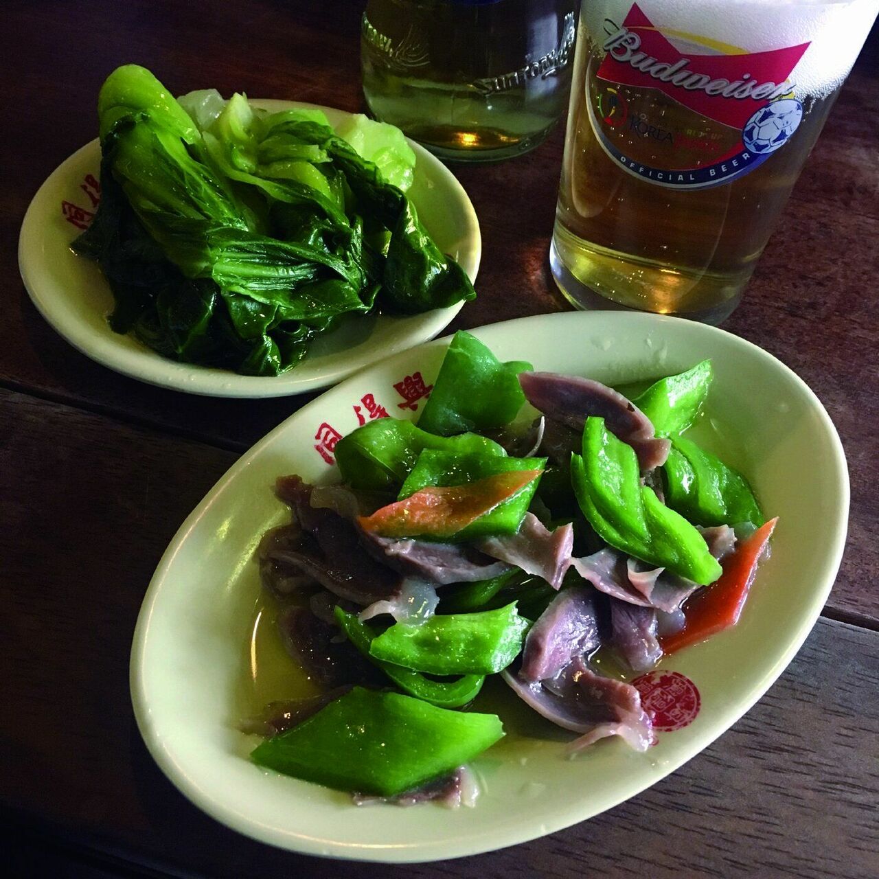 ピーマンとアヒルの砂肝炒め（青椒炒鴨胗）と茹でた青梗菜　『中華満腹大航海』（KADOKAWA）より