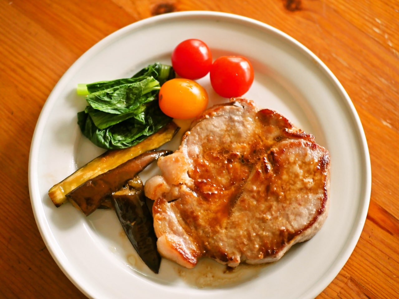 先日の汁なし昼ごはん。メインのおかずに悩んだときは塩焼きのポークソテーの出番！