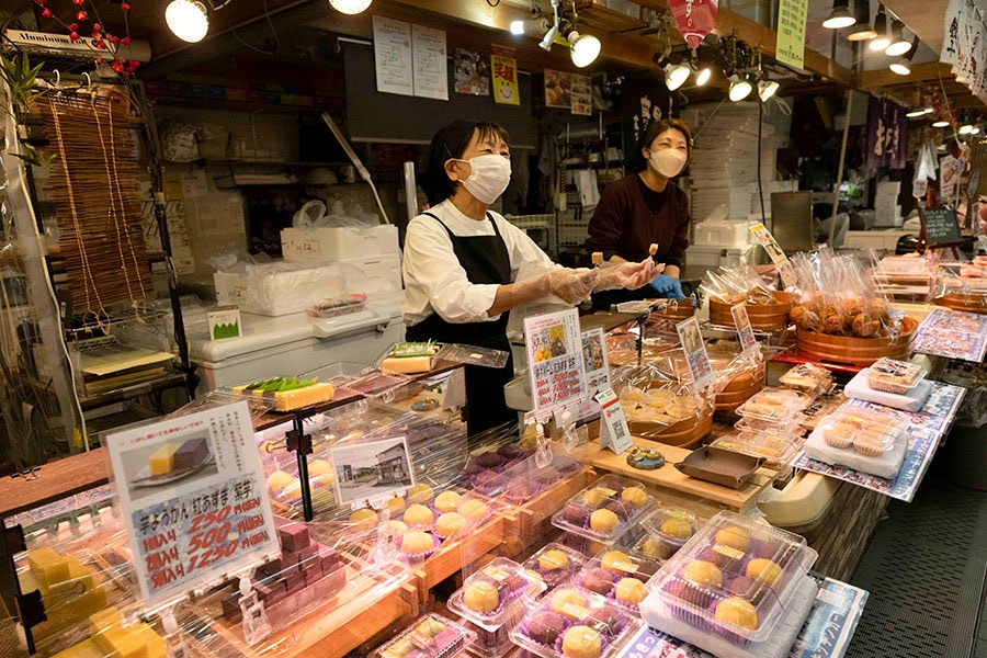 「うれしいうれしい一品」は和菓子店。わらび餅や芋ようかん、クリーム入りハイブリッドの芋ようかんも！　気になるアイテムは試食させてもらって！