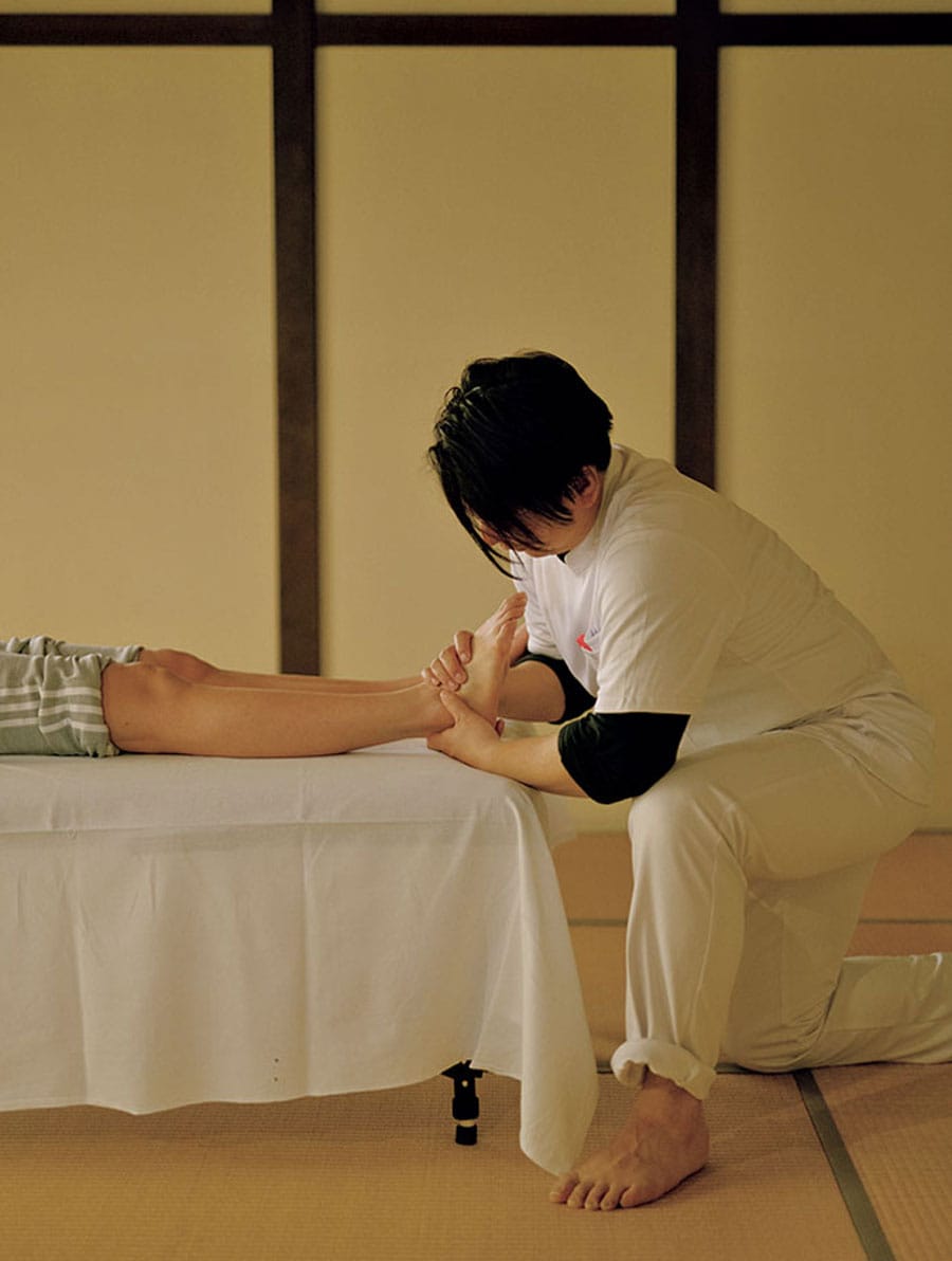 柔道整復師が関節のズレやゆがみを正し、体のバランスを整える。月1回、リピートする人もいるとか。