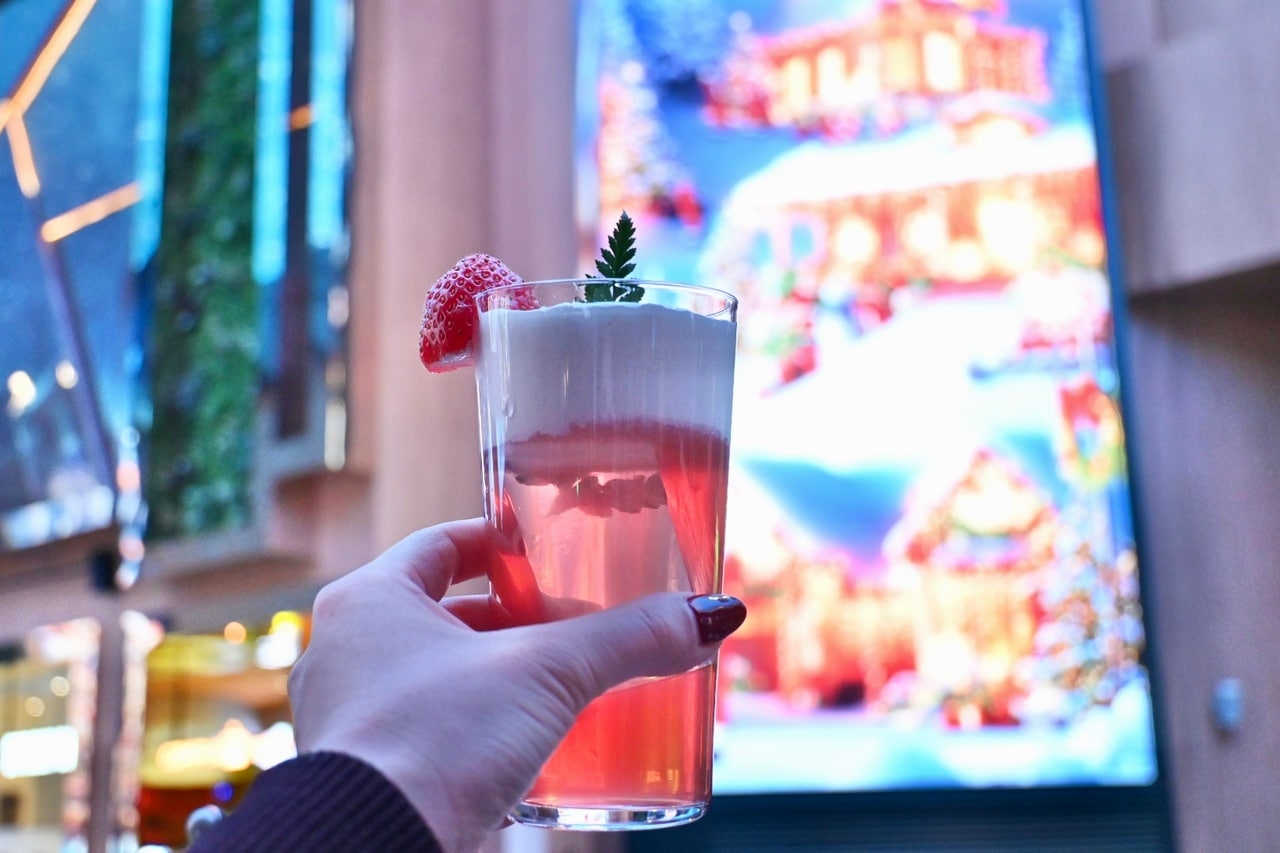 無数のサンタクロースが登場するクリスマスの映像を眺めながらいただくホリデーカクテルは格別。