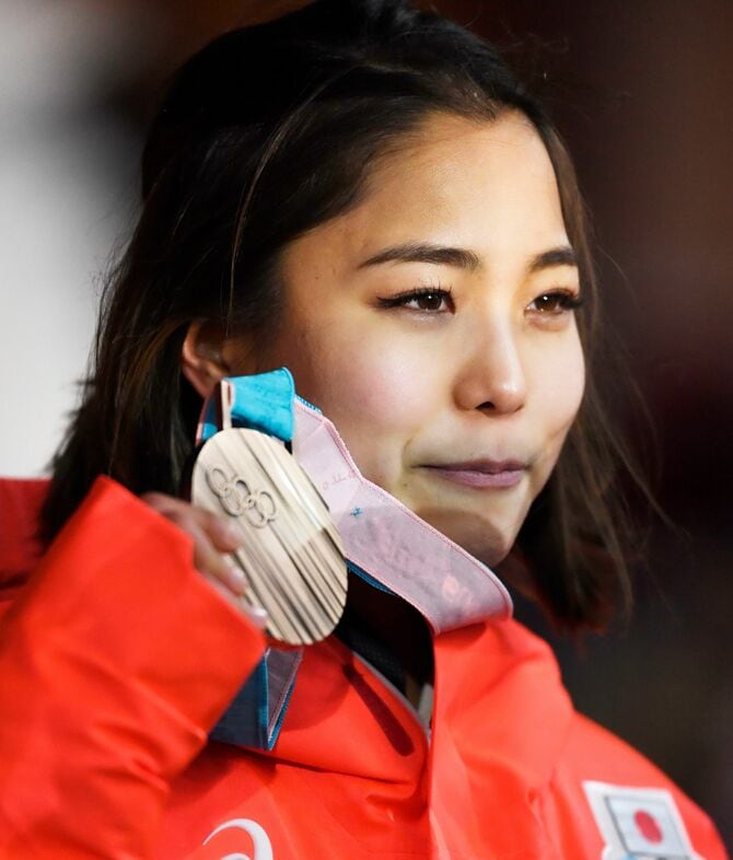 銅メダルを獲得した2018年の平昌五輪。アイラインは濃いめ色を使って目尻をはね上げ強めの印象に　©JMPA