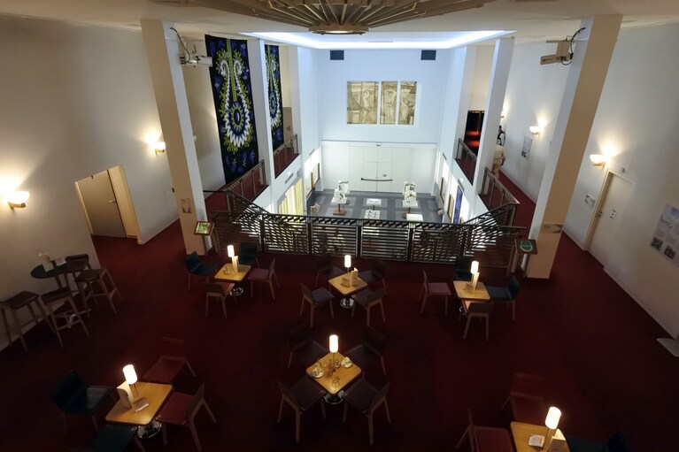 館内には200点の展示が。カクテルが飲めるバーもあります。