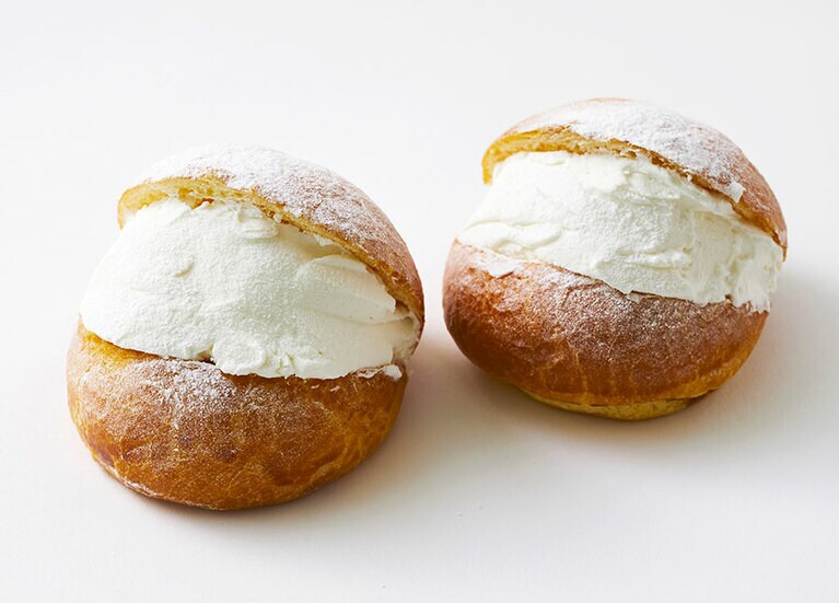 「マリトッツォ アプリコットジャムとフロマージュブランクリーム」1個 367円／DEAN & DELUCA。