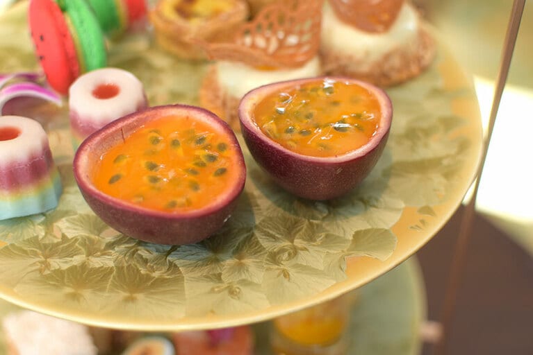 ピューレ、クリーム、ゼリーの3層仕立て。なめらかなクリームの舌触りに、カリッとした種の食感がアクセント。甘酸っぱく瑞々しい、夏にぴったりの味。