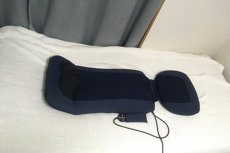 シングルサイズのベッドに置いてみました。届いたときは箱が大きく、これはかなりのスペースを取るのでは……？ と心配でしたが、実際に置いてみるとコンパクトでびっくり。厚みもないので、圧迫感もありません。