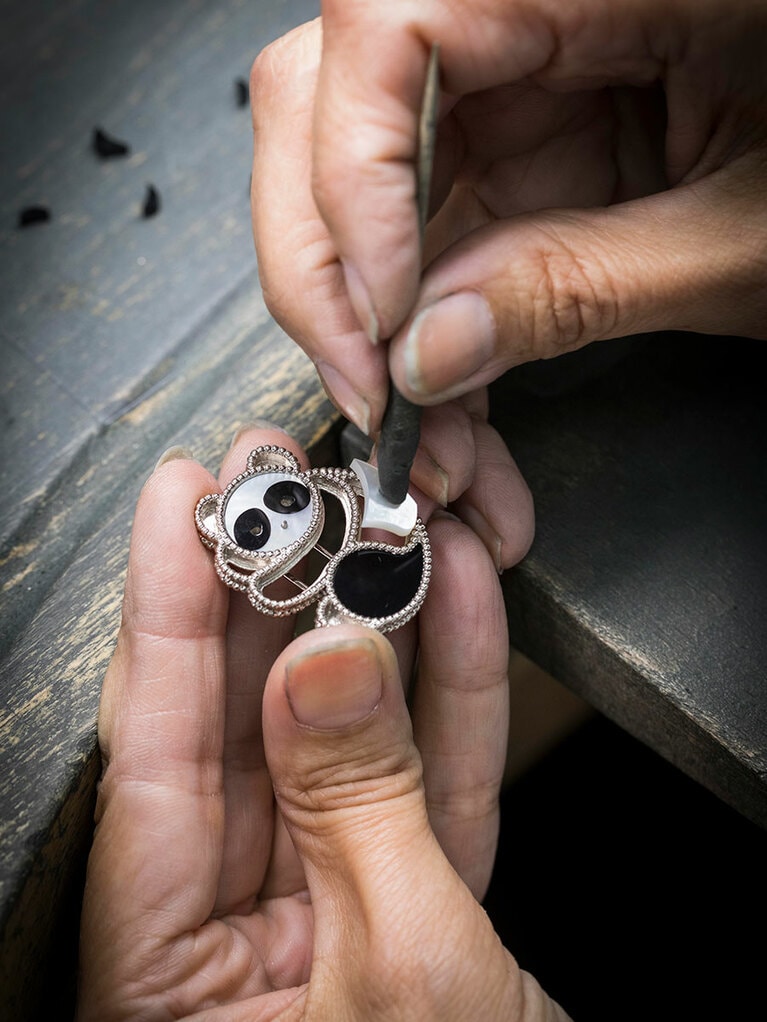 パンダ クリップに究極の職人技でホワイト マザーオブパールを配置。