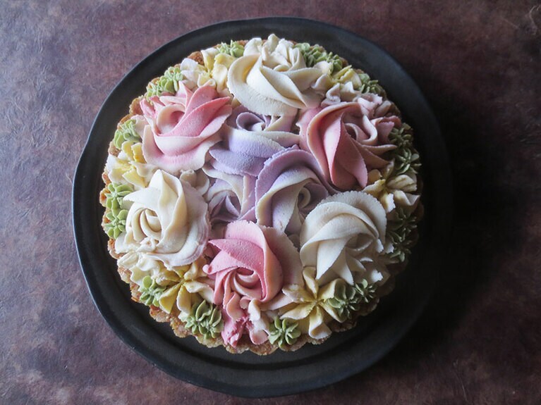 フラワーローチーズケーキ、ホールケーキは、5号(15cm) 3,700円、4号(12cm) 2,300円。事前予約が確実。