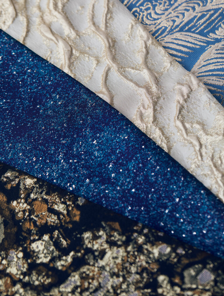 元禄元年（1688年）創業の西陣織老舗「HOSOO」のテキスタイル。絹糸に撚りや金銀箔などの技術を加え生み出される作品は、今や世界中のラグジュアリーメゾンから愛されている。