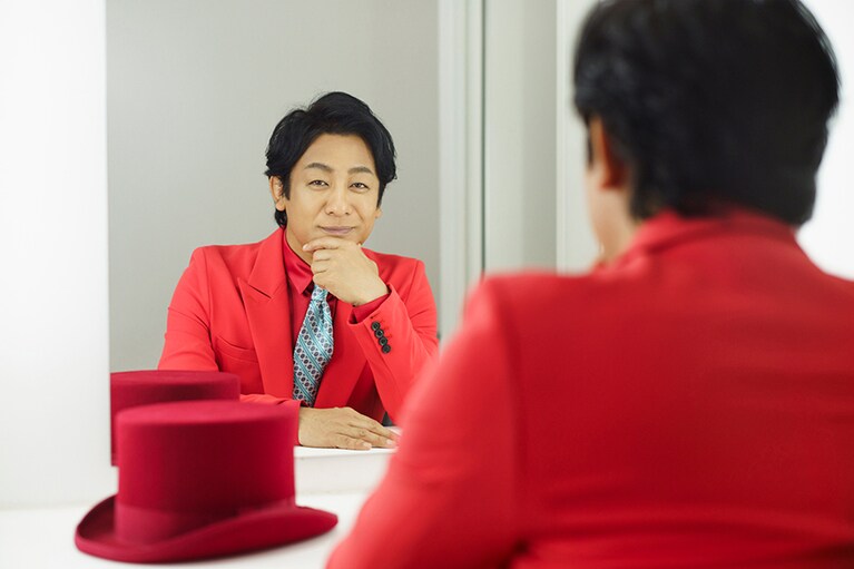 メイクルームでの一コマ／撮影　文藝春秋