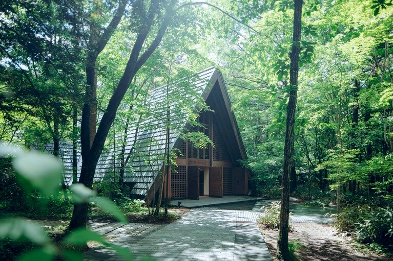 「軽井沢高原教会」。見学時間は10時～17時（挙式などで入れない時間帯もあり）。