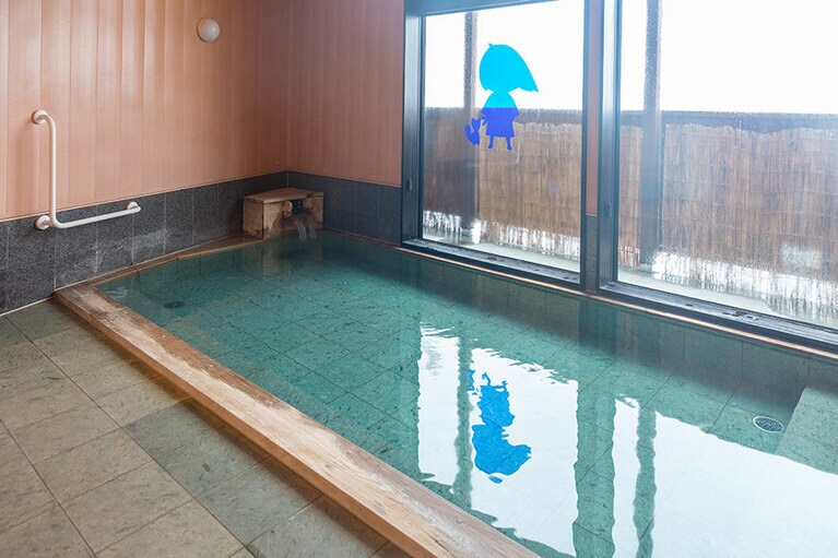 源泉かけ流しの浴場にも座敷わらしのモチーフが。©安彦幸枝