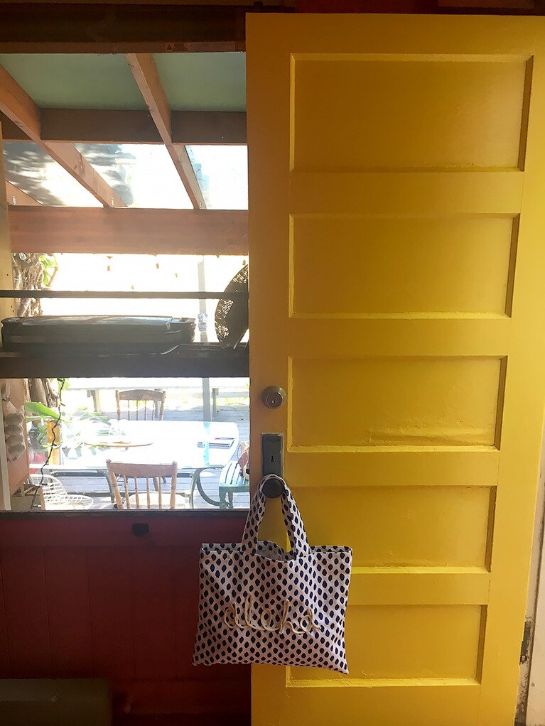 ブランドのシグニチャー、「アロハドロップス・トート(55ドル)」を持てば、雨の日も元気に過ごせます。