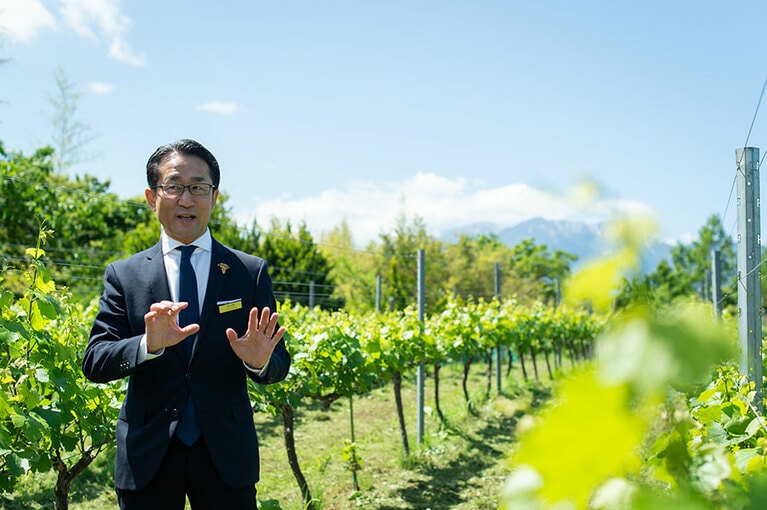 八ヶ岳ワイナリー散歩は4月下旬～10月下旬の日曜日に開催。「ワイナリーによって、風土やこだわりもさまざま。ぜひ、ご自身の目で見て体感していただきたいですね」と、ソムリエの長久保正邦さん。