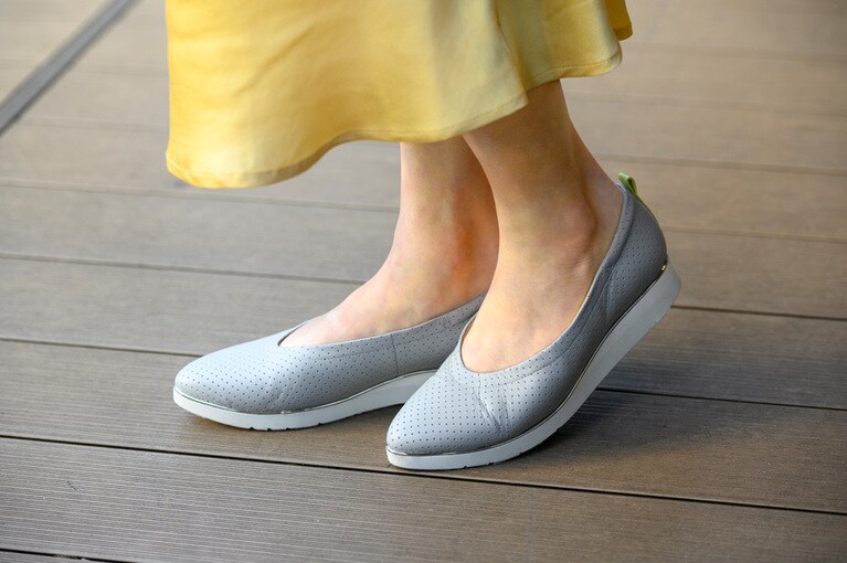 パンプス気分で履けるタイプ「1212A182」も。畠山さんが着用しているストーングレー×ネオンライム(28,600円・税込)の他、全４色の展開。