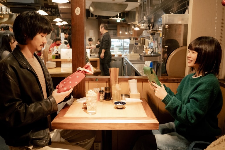 文菜（杉咲花）と元彼の小説家・二胡（栁俊太郎）（「冬のなんかさ、春のなんかね」公式Xより）。