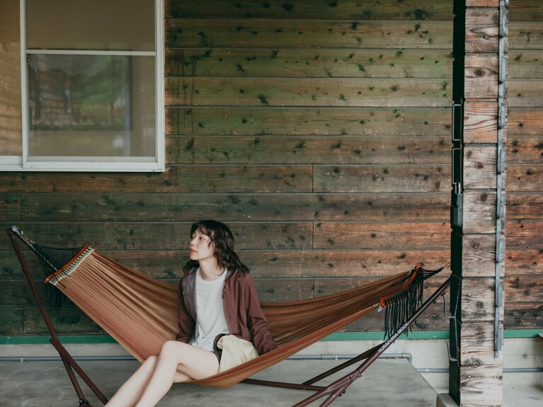 温泉の入浴時間は15時～20時。有料でタオルの貸し出しなども利用できます。かたくりの宿は不定休のため、利用を予定されている方は必ず電話にて問い合わせを！　ブラウン トレイルジャケット 25,300円、Tシャツ 4,950円、SHKout EASY ブラウン ショートパンツ 6,600円／すべてサロモン（サロモン コールセンター）サコッシュ 11,000円／アンドワンダー