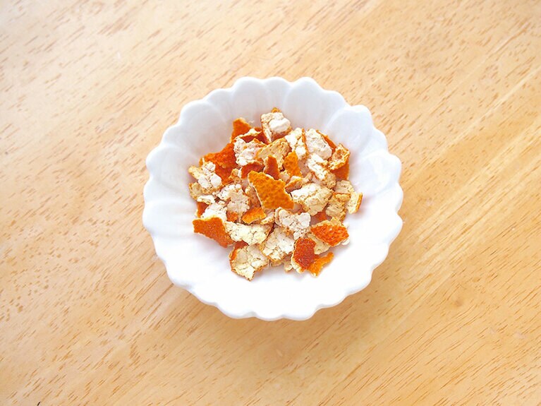 ※みかんの皮は、よく洗ってから乾燥させると「陳皮」(ちんぴ)と言う名前の生薬になります。古いものほど重宝されますが、自宅でも簡単に作ることができます。天日に干したり、フードドライヤーを利用して乾燥させましょう。出来上がった陳皮は、冷凍保存も可能です。陳皮は、気の巡りを改善し、リラックス効果をもたらします。ホッと一息つきたい時には、ホットみかんジュースに入れるのもオススメです。