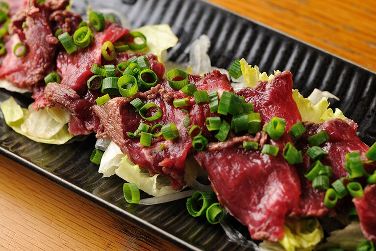 極めて希少な十勝産サフォークラムを使用する数量限定「生ラムのたたき」1,500円。