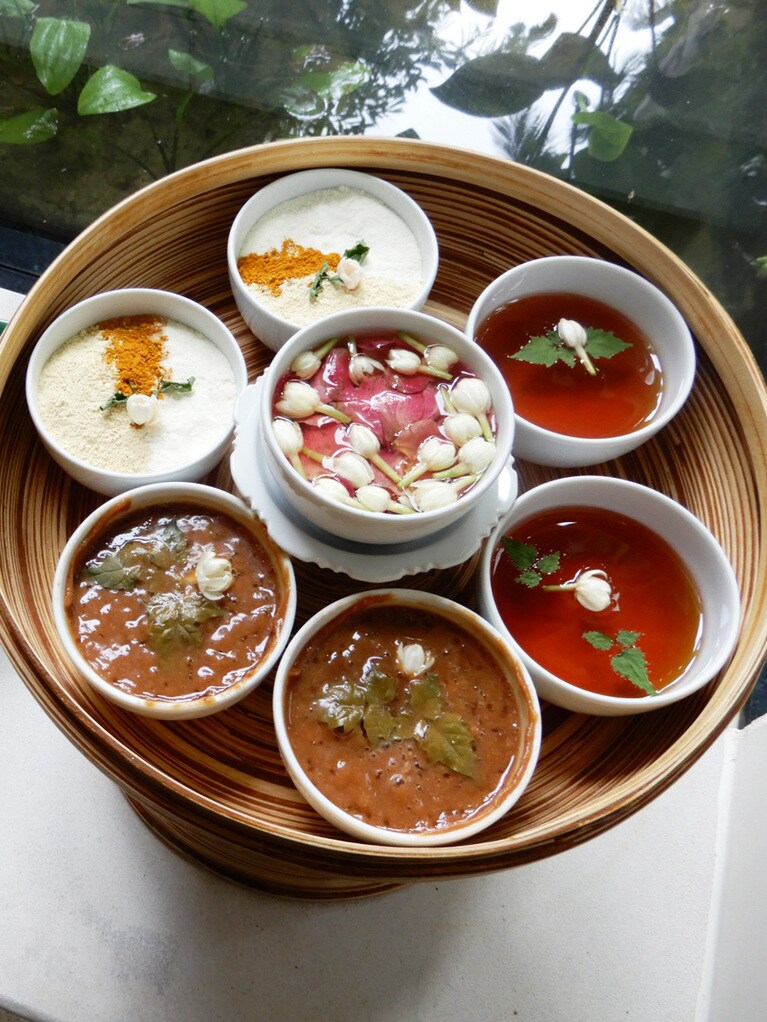 ハチミツやココナッツパウダーにカルダモンなどのハーブを入れた入浴剤やスクラブで優雅なバスタイムを楽しめる。