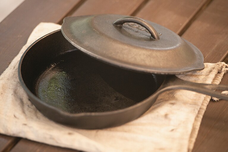 フタがついていると、蒸し焼きにもできる。サイズ展開もさまざまで用途によって選ぶことができます。スキレット／LODGE